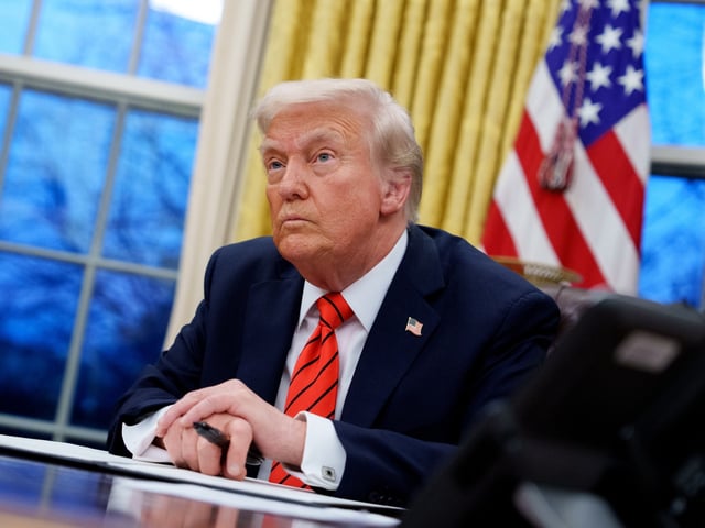 WASHINGTON, DC - FEBRUARY 10: U.S. President Donald Trump, accompanied by White House staff secretary Will Scharf (L), appears at the Resolute Desk as he signs a series of executive orders including 25% tariffs on steel and aluminum, a pardon for former Illinois Gov. Rod Blagojevich, an order relating to the Foreign Corrupt Practices Act, and an order for the federal government to stop using paper straws and begin using plastic straws in the Oval Office at the White House on February 10, 2025 in Washington, DC. Trump has signed more than 50 executive orders as of Friday, the most in a president's first 100 days in more than 40 years. (Photo by Andrew Harnik/Getty Images)
