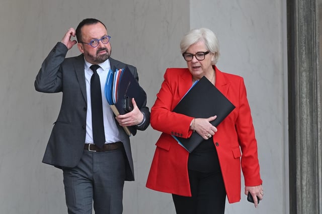 Catherine Vautrin et Yannick Neuder (ici à la sortie du conseil des ministres du 26 mars) sont accusés de ne pas avoir apporté de réponses suffisantes aux problèmes de l’organisation de l’hôpital.