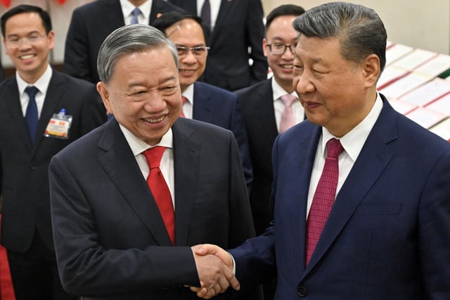 Le secrétaire général du Parti communiste du Vietnam, To Lam, et le président chinois, Xi Jinping, à Hanoï le 14 avril 2025.