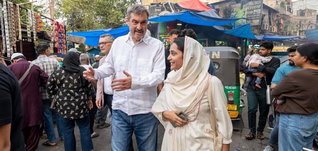 Markus Söder am Sonntag auf einem Markt in Neu-Delhis Stadtteil Nizamuddin