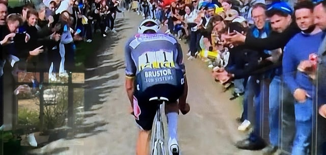 Die Szene, die den Flaschenwurf zeigt: Mathieu van der Poel wird bei seinem Solo von der rechten Seite eine gelbe Flasche entgegengeworfen. Wenig später trifft sie sein Gesicht