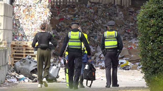 Hamburg: Einsatzkräfte der Polizei ermitteln auf dem Gelände einer Recyclingfirma, wo ein toter Mann gefunden wurde. Wie er ums Leben kam, ist noch völlig unklar.