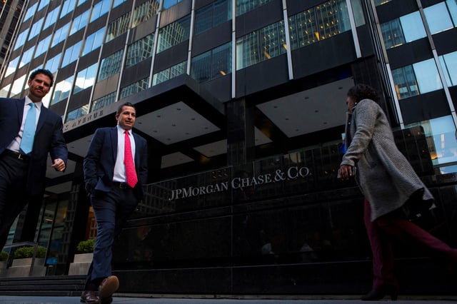 People walk by the JP Morgan & Chase Co. building in New York October 24, 2013. REUTERS/Eric Thayer/File Photo