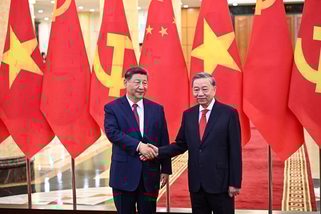 Le président chinois Xi Jinping et le secrétaire général du Parti communiste vietnamien Tô Lâm, lors d’une cérémonie au Palace présidentiel, à Hanoï, le lundi 14 avril.