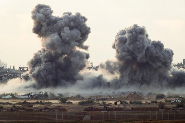 De la fumée s’élève de Gaza après une explosion, le 14 avril.