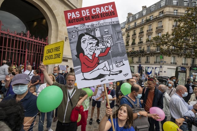 Devant la mairie du XXe arrondissement de Paris, un rassemblement en opposition à l'installation d'une salle de shoot dans la rue Pelleport, en septembre 2021.