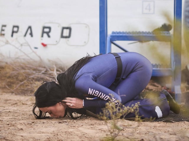 Katy Perry embrasse le sol à son retour sur Terre lundi 14 avril, après un bref vol suborbital organisé par Blue Origin, la firme spatiale de Jeff Bezos.