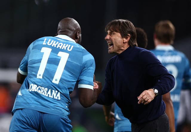 Soccer Football - Serie A - Napoli v Empoli - Stadio Diego Armando Maradona, Naples, Italy - April 14, 2025 Napoli's Romelu Lukaku celebrates scoring their second goal with Antonio Conte. REUTERS/Guglielmo Mangiapane