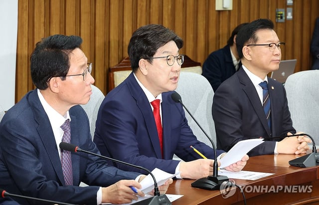 Kweon Seong-dong (C), floor leader of the People Power Party, speaks during a party meeting at the National Assembly in Seoul on April 15, 2025. (Yonhap)  