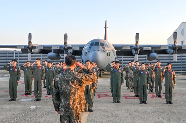 A contingent of Air Force personnel salute their commander before they depart to take part in a multinational air exercise in the United Arab Emirates this month, in this photo provided by the Air Force on April 15, 2025. (PHOTO NOT FOR SALE) (Yonhap)