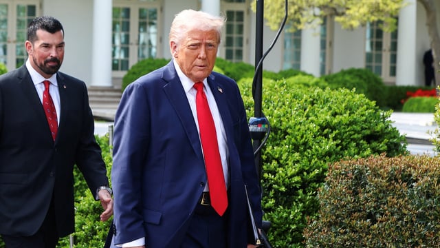 Donald Trump signed four orders on April 8, 2025; none addressed minimum wage, which has remained at $7.25 since 2009. Misleading videos circulated online about the fabricated wage increase. REUTERS/Evelyn Hockstein