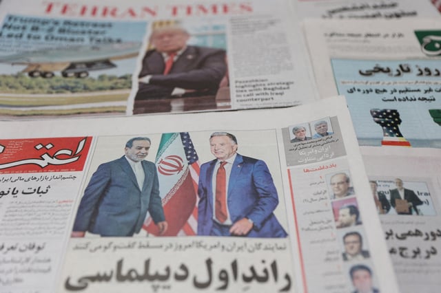 Le Teheran Times affiche en Une les photos du ministre des Affaires étrangères iranien Abbas Araqchi et de l’envoyé américain pour le Moyen-Orient Steve Witkoff, le 12 avril 2025.