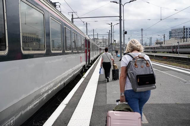 Des élus des communes desservies par le Paris-Toulouse et le Paris-Clermont viennent à Paris, mardi 15 avril 2025, pour réclamer des investissements sur ces lignes vieillissantes.