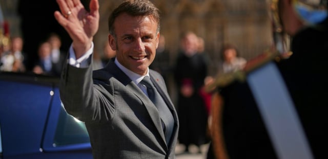 Le président français Emmanuel Macron salue les visiteurs de la cathédrale Notre-Dame de Paris, à Paris, le 2 avril 2025