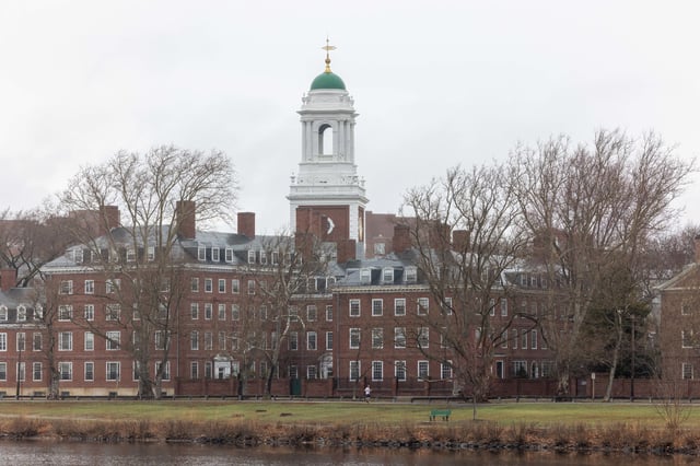 L’administration de Donald Trump a annoncé lundi 14 avril le gel de 2,2 milliards de dollars de subventions à Harvard.