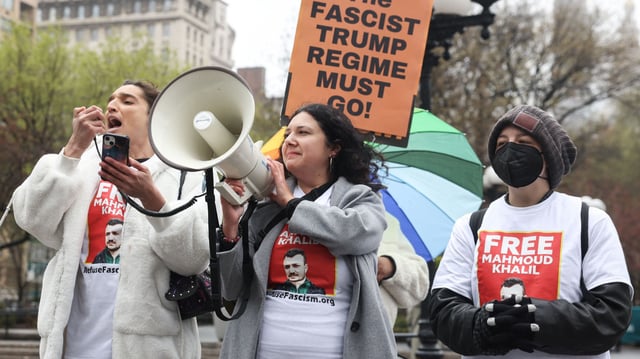 Des manifestants soutenant Mahmoud Khalil, étudiant de Columbia menacé d’expulsion, à New York aux États-Unis, le 12 avril 2025.