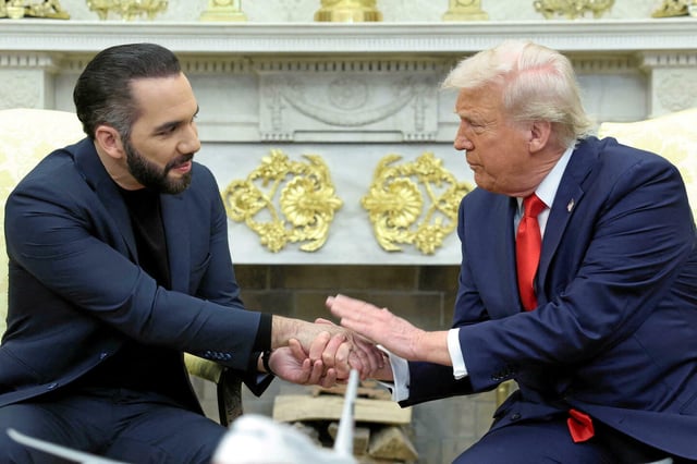 Le président américain Donald Trump et son homologue salvadorien Nayib Bukele, à la Maison-Blanche, à Washington, le 14 avril 2025.
