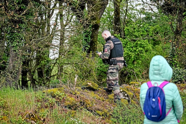Des gendarmes et des volontaires civils font une battue près de Vivonne, dans la Vienne, pour tenter de retrouver Agathe Hilairet, joggeuse disparue depuis le jeudi 10 avril.
