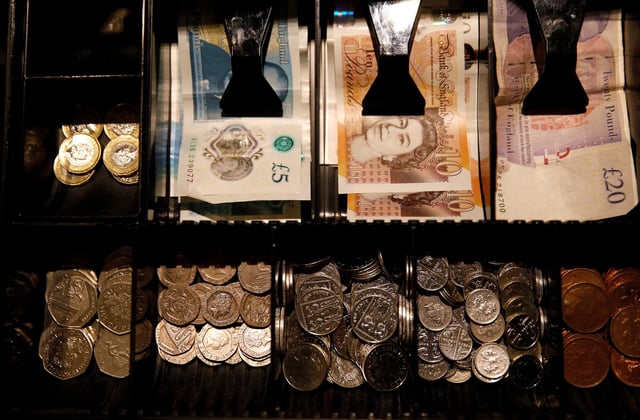 Pound Sterling notes and change are seen inside a cash resgister in a coffee shop in Manchester, Britain, Septem,ber 21, 2018. REUTERS/Phil Noble/File Photo