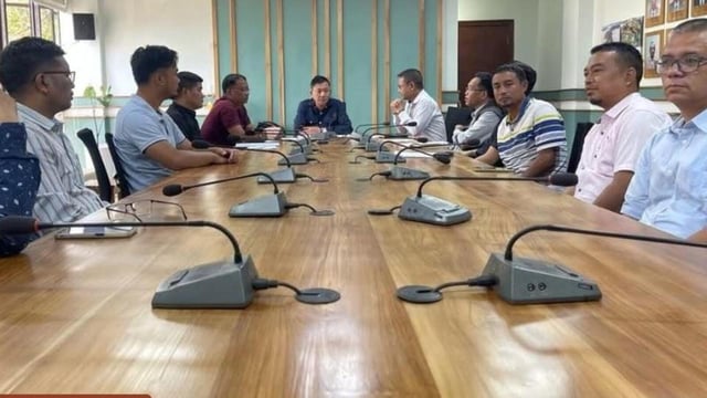 Mizoram officials in a huddle over the strike. (All India Radio)