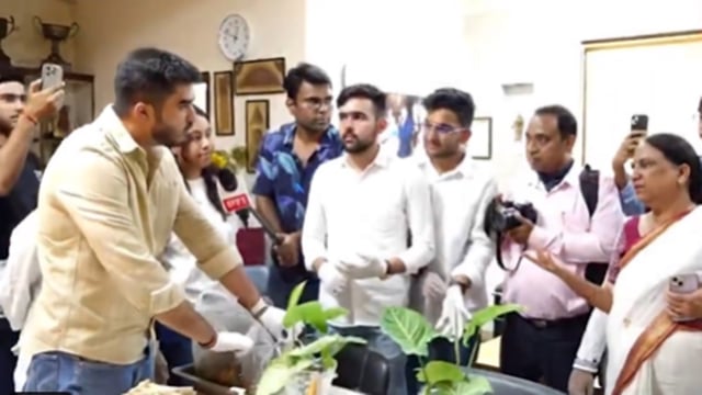 In the video, Khatri can be seen confronting the vice principal of Laxmibai College.