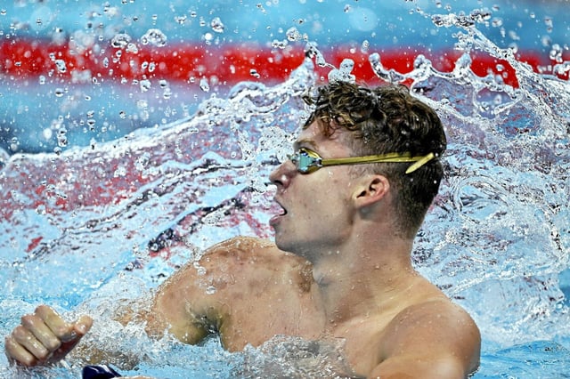 Léon Marchand est l'un des plus grands champions français de l'histoire des Jeux olympiques.
