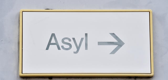 Ein Schild mit der Aufschrift „Asyl“ in einer Landeserstaufnahme für Asylbewerber