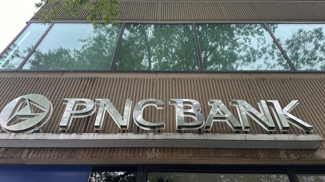 The logo of PNC Bank, a subsidiary of PNC Financial Services Group, is seen above a branch in Washington, U.S. April 30, 2023.  REUTERS/Ashraf Fahim/File Photo
