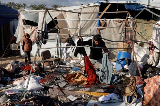 Les Palestiniens inspectent les dégâts sur le site d’une frappe israélienne sur une tente abritant des personnes déplacées, à Khan Younis dans le sud de la bande de Gaza le 15 avril 2025.