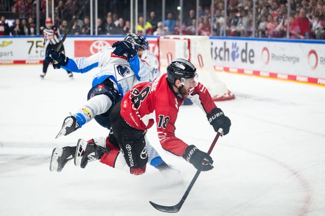 Der Kölner Josh Currie (r.) im Duell mit dem Ingolstädter Fabio Wagner