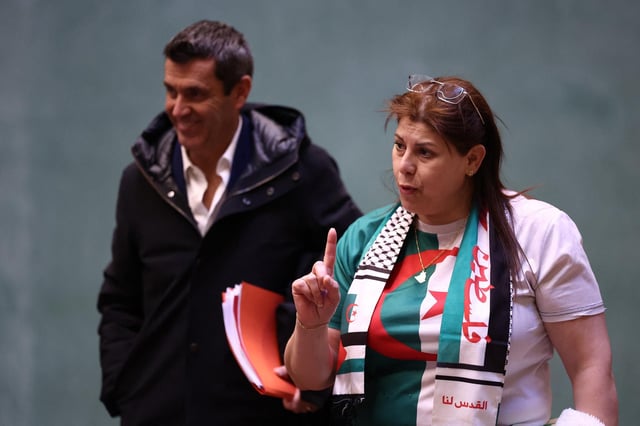 Sofia Benlemmane a été condamnée, mardi 15 avril 2025, à neuf mois de prison avec sursis pour avoir menacé de mort des opposants au régime algérien sur les réseaux sociaux.