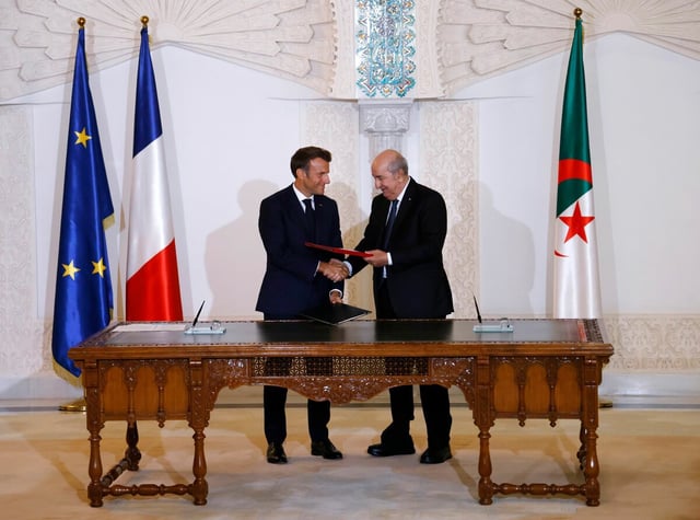 Frankreichs Emmanuel Macron und Algeriens Abdelmadjid Tebboue im August 2022 in Algier. Da war die bilaterale Welt noch in Ordnung