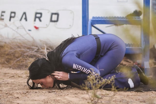 Von Blue Origin zur Verfügung gestelltes Foto, das Katy Perry nach der Landung zeigt
