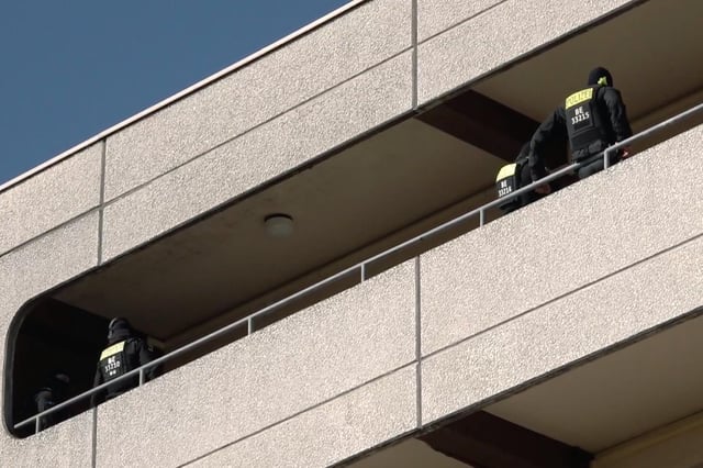 Beamte auf einem Balkon