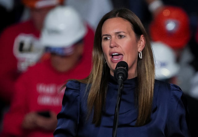 Arkansas Governor Sarah Huckabee Sanders  attends a campaign rally of Republican presidential nominee and former U.S. President Donald Trump at PPG Paints Arena in Pittsburgh, Pennsylvania, U.S., November 4, 2024. REUTERS/Jeenah Moon/File Photo