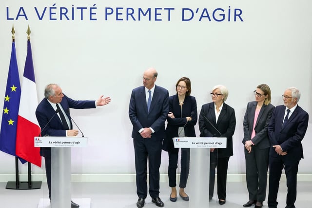Le premier ministre François Bayrou, aux côtés de ses ministres, lors de la conférence sur la situation des finances publiques, à Paris, le 15 avril.