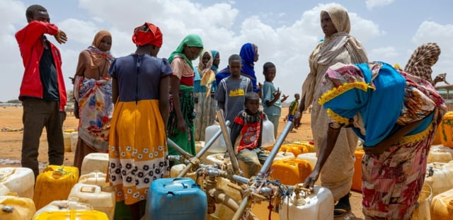 Des réfugiés soudanais remplissent des bidons d'eau dans le camp de Touloum, au Tchad, le 8 avril 2025