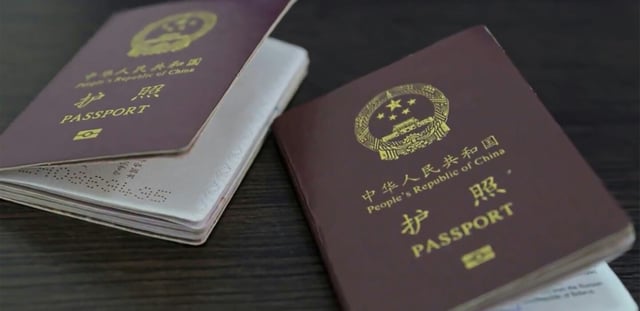 Une image de passeports chinois,  tirée d'une vidéo diffusée le 10 avril 2025 sur la page Facebook du président ukrainien Volodymyr Zelensky