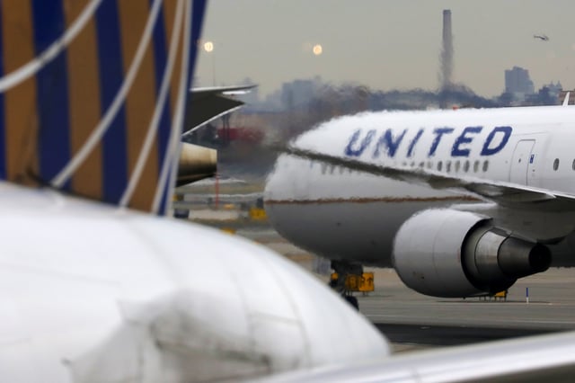 A United Airlines passenger jet taxis at Newark Liberty International Airport, New Jersey, U.S. December 6, 2019. REUTERS/Chris Helgren/File Photo