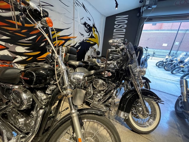Harley-Davidson motorcycles stand in a garage at Harley-Davidson dealer in Wrigleyville neighborhood, in Chicago, Illinois, U.S., July 13, 2022. REUTERS/Bianca Flowers/File Photo