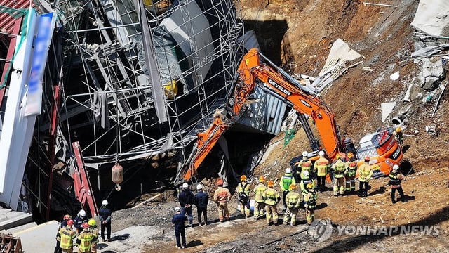 Rescue workers race to find a worker missing in the collapse of a subway construction site in the city of Gwangmyeong on April 15, 2025. (Yonhap)