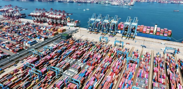 Des conteneurs prêts à l'exportation dans le port de Qingdao, en Chine, le 15 avril 2025
