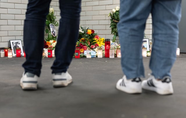 Berliner haben Blumen und Kerzen am Bahnhof Sophie-Charlotte-Platz niedergelegt, wo das Opfer des Syrers tödlich getroffen zusammenbrach.