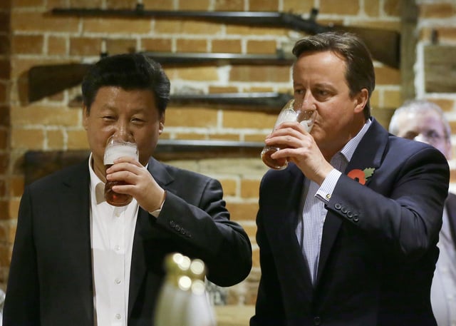 Then-UK Prime Minister David Cameron drinks a pint of beer with Xi Jinping at a Buckinghamshire pub in 2015.