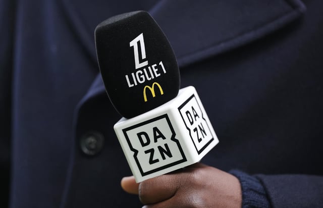 Logos de la Ligue 1 et du diffuseur DAZN sur un micro, le 23 février 2025 au stade de la Beaujoire, à Nantes