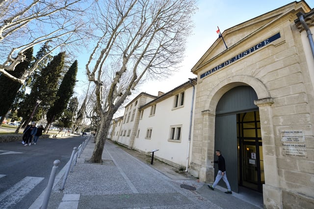 Trois véhicules ont été incendiés dans la nuit de mardi à mercredi devant la prison de Tarascon, à 5h20.