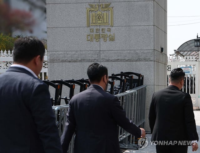 Police attempt to raid the presidential office in Seoul's Yongsan district on April 16, 2025, over allegations that former President Yoon Suk Yeol obstructed the execution of a detention warrant early this year. (PHOTO NOT FOR SALE) (Yonhap)