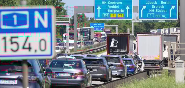 Tägliches Bild: Zähfließender bis stockender Verkehr ist auf der A1 in der Nähe vor dem Dreieck HH-Norderelbe
