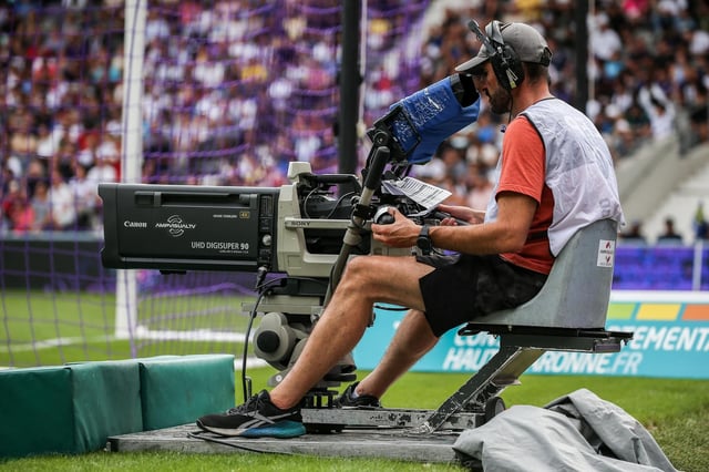 Les droits télévisés de la Ligue 1 sont à nouveau au cœur d’une crise. Mardi 16 avril la LFP a annoncé la rupture dès la fin de la saison de son contrait avec DAZN, le principal diffuseur du championnat de France.