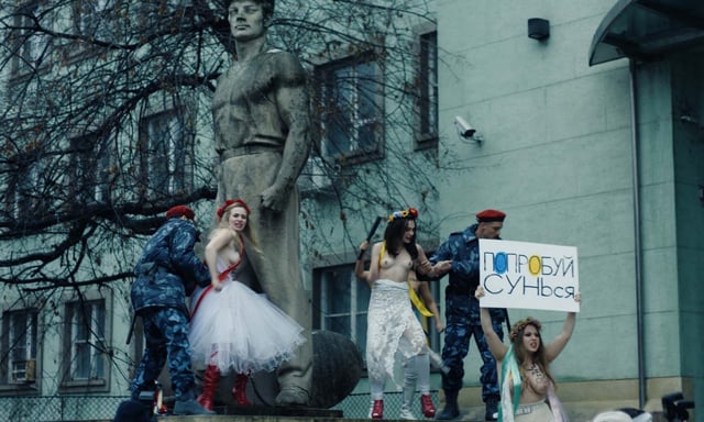 Dans son nouveau film, « Oxana », Charlène Favier (« Slalom ») relate le parcours d’une des premières militantes de Femen : Oxana Chatchko, de son adolescence en Ukraine à son exil en France où elle a dû se réfugier pour échapper à l’oppression, voire à la mort.